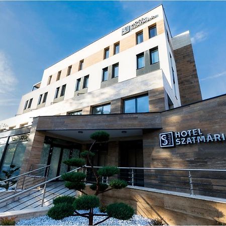 Hotel Szatmari & Etterem ยาสซ์แบร์รีนย์ ภายนอก รูปภาพ