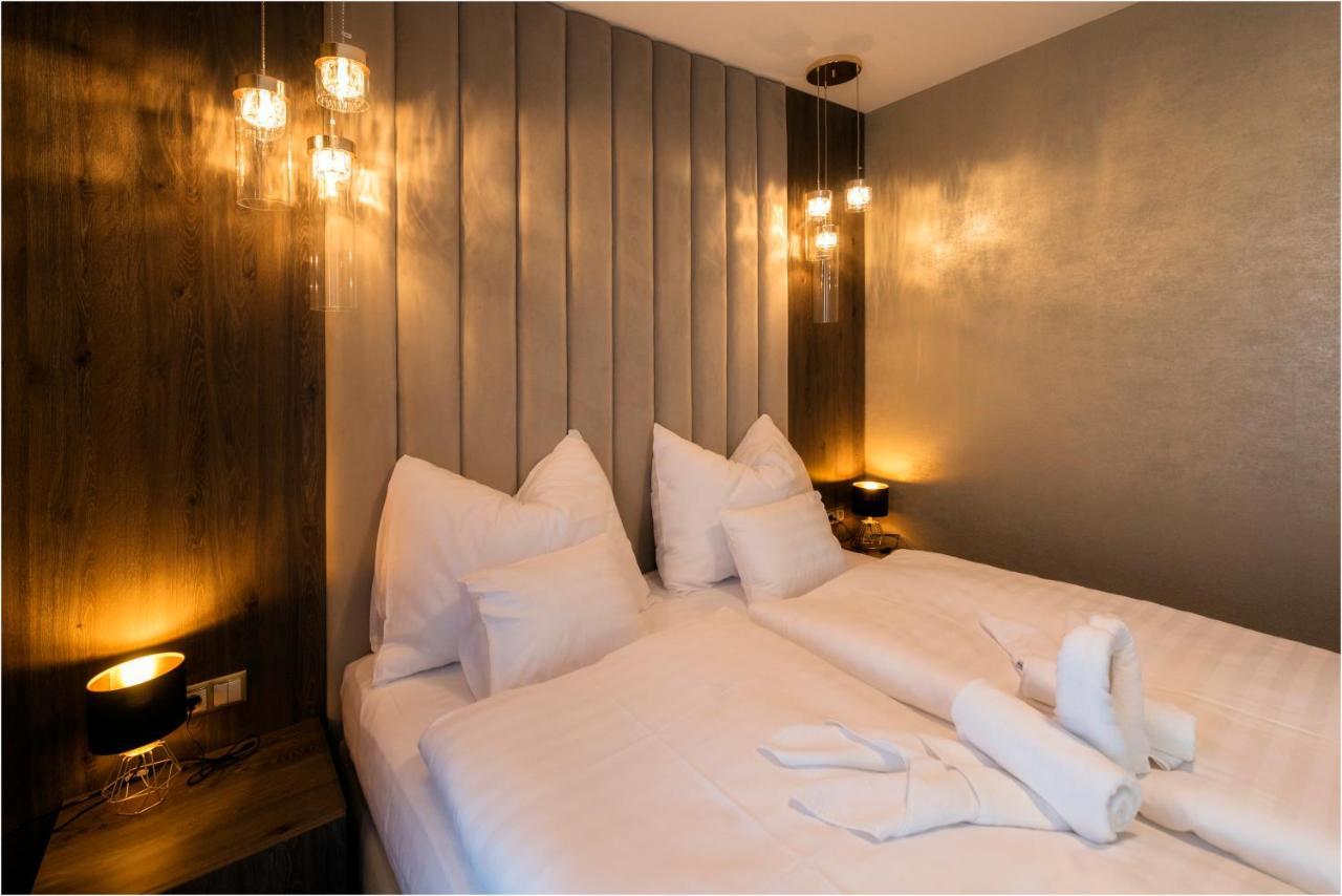 Hotel Szatmari & Etterem ยาสซ์แบร์รีนย์ ภายนอก รูปภาพ