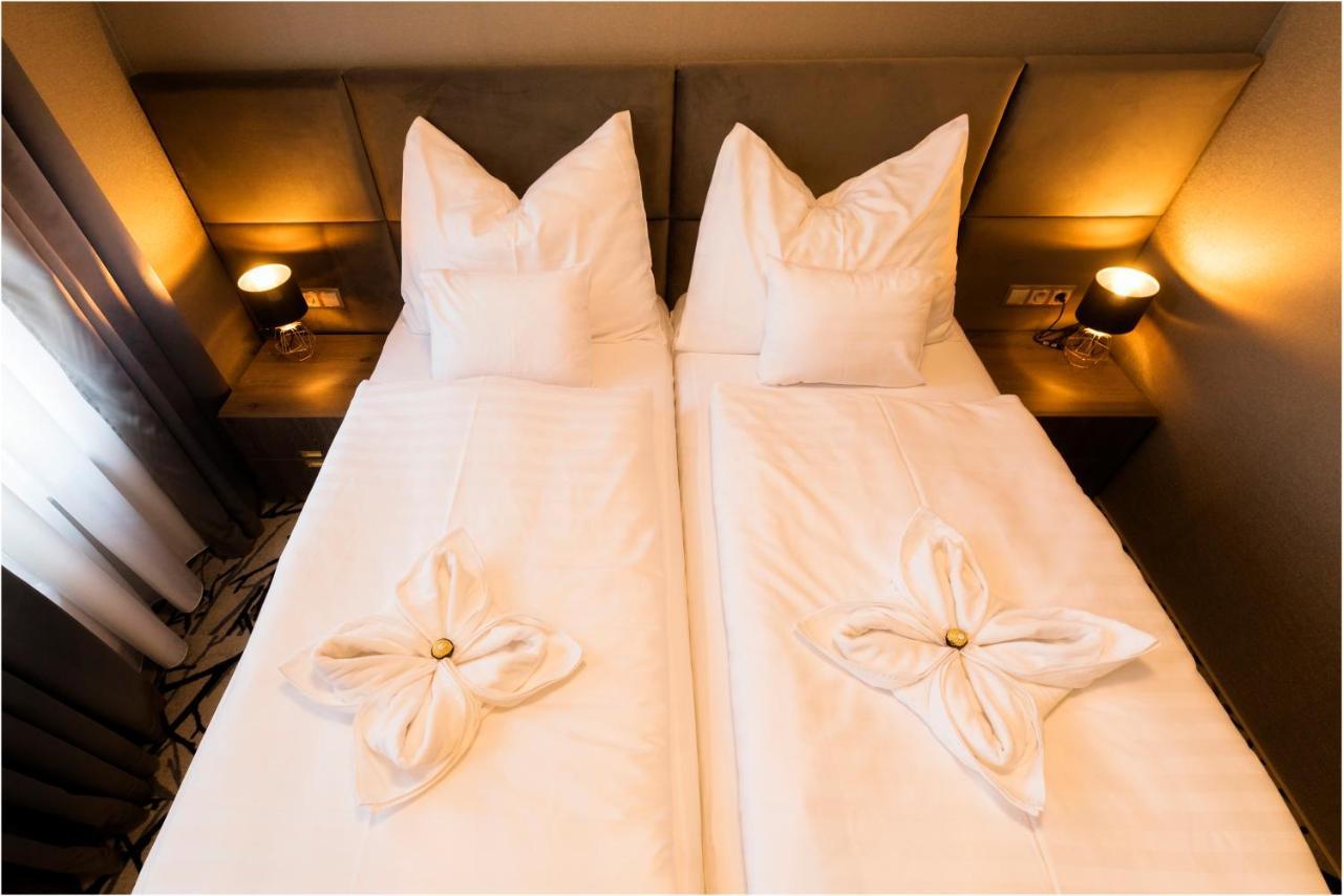 Hotel Szatmari & Etterem ยาสซ์แบร์รีนย์ ภายนอก รูปภาพ