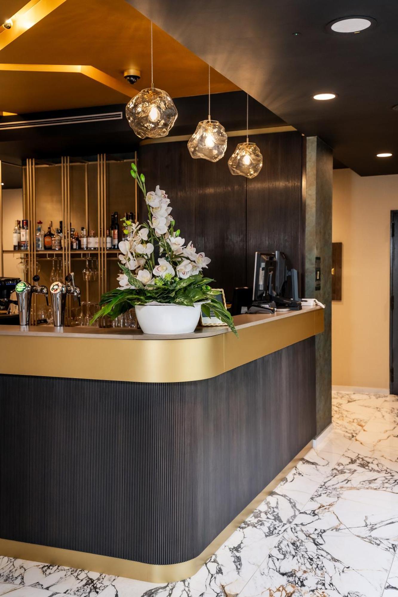 Hotel Szatmari & Etterem ยาสซ์แบร์รีนย์ ภายนอก รูปภาพ