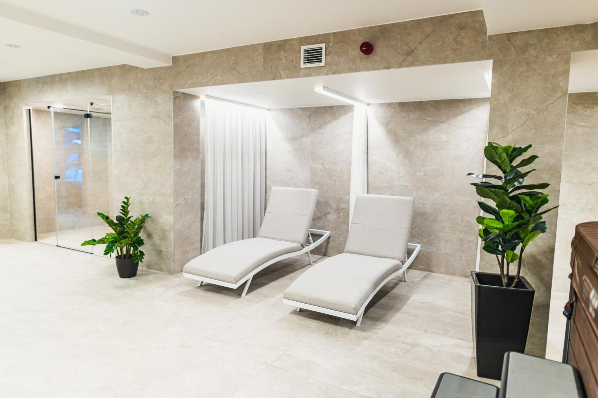 Hotel Szatmari & Etterem ยาสซ์แบร์รีนย์ ภายนอก รูปภาพ