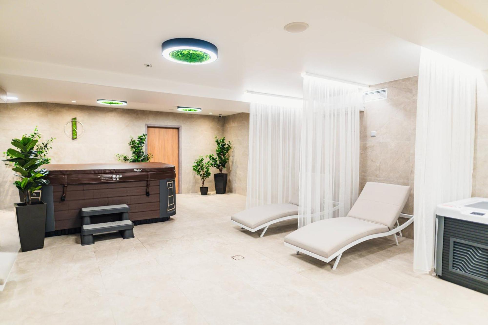 Hotel Szatmari & Etterem ยาสซ์แบร์รีนย์ ภายนอก รูปภาพ